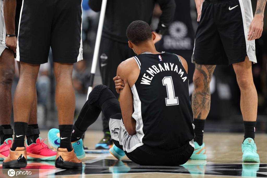 又伤一位巨星!文班亚马左肋骨挫伤 提前退赛